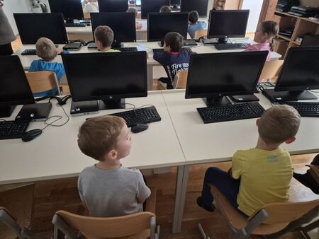 IMG-edecbf66464dc83f804cf2be85852c40-V